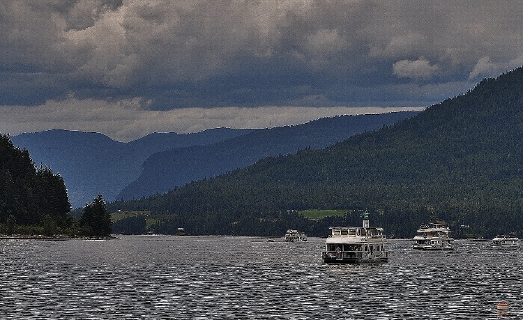 houseboats on lake